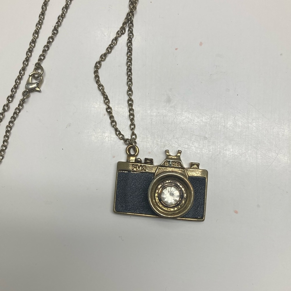 F21 CAMERA PENDANT NECKLACE